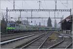 Die BLS Re 4/4 II 502 schiebt den BLS EW III RE von Zweisimmen nach Interlaken Ost durch den mittlerweile für Reisenden geschlossenen Bahnhof von Leissigen.