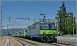 Die BLS Re 4/4 II 501 mit einem RE in Ins.