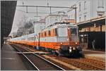 Märklin Schachtel zum Zweiten: Als ich damals im Herbst 1984 mit meiner altern aber präzisen Retina II c Kamera auf den Auslöser drückte, hätte ich nicht zu wagen geglaubt, dass dieser kurze Knopfdruck Jahre später den Märklin Neuheiten Prospekt 2025 zur Einführung zum Jubiläum  50 Jahre Swiss Express  schmücken wird! 

Angeboten wird, wie passend, die R 4/4 II 11141; wie man sieht Märklin holt in Sachen BoBo mächtig auf.  

Swiss-Express: Die SBB Re 4/4 II 11113 mit dem IC 121 von Genève nach St. Gallen bei der Durchfahrt in Aarau. Auffällig: die damals bei den Swiss-Express Zügen verwendete automaische Kupplung an der Lok; auch heute noch verkehren die EW III Wagen untereinander mit dieser Kupplung, wobei die Endwagen normale Zug- und Stossvorrichtungen erhalten haben. 

Dies bereits gezeigte Bild habe ich farblich etwas bearbeitet. 
30. Sept. 1984