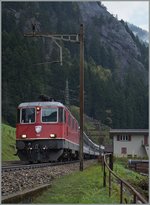 In der Nähe des Pfaffensprungs konnte ich die Re 4/4 II 11210 mit einem IR nach Locarno fotogarfieren.