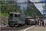 Für die Fahrt durch den rund 15 Kilometr langen Gotthard Tunnel wird dem SRF Extrazug eine elektrische Lok vorgespannt, die SBB Re 4/4 II 11161.