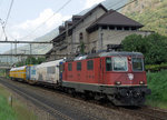 SBB: Postzug mit der Re 4/4 II 11249 vor der Kulisse des Unterwerks Giornico am 13.