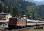 SBB: IR mit der Re 4/4 II 11191 im Gegenlicht in Faido am 13.