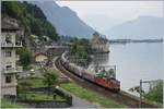 Die SBB Re 420 245-3 auf dem Weg Richtung Lausanne beim Château de Chillon.