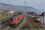 Die SBB Re 4/4 II 11196 schleppt die scheinbar defekte Schwesterlok mit ihrem IR bei Cully Richtung Lausanne.