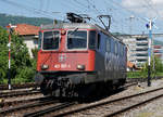 SBB: DIE BEIDEN LETZTEN  Die letzte an die SBB abgelieferte Re 4/4 II, die Re 421 397-1, beim Passieren von einem der letzten noch im Betrieb stehenden Flügelsignale der Schweiz.