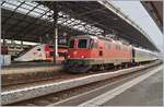 Die SBB Re 4/4 II 11194 und am Zugschluss die Re 4/4 II 11197 sind mit ihrem Dispozug als IR 1710 in Lausanne angekommen.