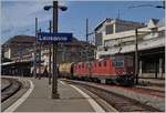 Nach dem Abwarten der Blockdistanz in Lausanne setzen die beiden Re 4/4 II 11250 und 11275 mit dem Spaghetti-Zug von Frankreich nach Italien ihre Fahrt fort.