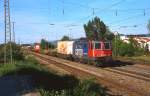 Mit einem Containerzug fhrt 421 385-6 der SBB Cargo im Mai 2012 durch Bad Krozingen.