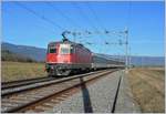 Die SBB Re 4/4 II schiebt ihre Regionalzug von Vallorbe in der weiten 180 Grad Kurve oberhalb von Arnex Richtung Lausanne.
