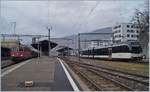 Die Re 4/4 II 11197 wartet in Vevey mit ihrem Dispozug (und der Re 4/4 II 11194 am Zugschluss) als IR90 1725 auf die Ausfahrt.