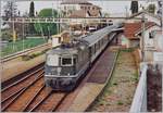 Die SBB Re 4/4 II 11273 fährt mit einem Schnellzug nach Birg durch den Bahnhof von Rivaz.