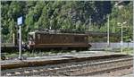 Die BLS Re 4/4 178  Schwarzenburg wartet mit ihrem Tunnleautozug in Iselle auf die Rückfahrt nach Brig, dahinter der neu errichtete und zum Fotografieren sehr störende Zaun.