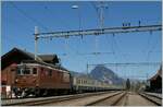 BLS Re 4/4 190 - 195 ab 1982; die BLS Re 4/4 194  Thun  schiebt in Leissigen einen BLS RE in Richtung Interlaken Ost, welcher aus BLS Wagen mit der freundlichen Farbgebung der 80er Jahren gehalten sind. 

9. April 2011 