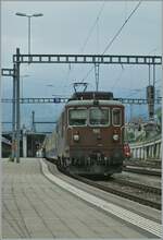 BLS Re 4/4 190 - 195 ab 1982; die BLS Re 4/4 193  Steg  wartet in Spiez mit einem RE nach Interlaken Ost auf die Abfahrt. 

29. Juni 2011