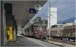 Trotz knapper Umsteigezeit doch noch ein Schnappschuss riskiert: Gleich drei BLS Re 4/4 fahren mit einem Transitgüterzug in Visp Richtung Süden.