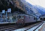 Ein eisiger Morgen in Goppenstein: BLS Re 4/4 175 wartet mit einem Autozug.