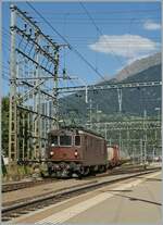 BLS Re 4/4 166 - 173, ab 1970; die BLS Re 4/4 167  Ausserberg  verlässt mit einem Güterzug den Bahnhof von Brig in Richtung Spiez.
