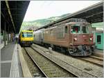 BLS Re 4/4 163 - 165 von 1967, als Ae 4/4 II 263- 265 abgeliefert; die Re 4/4 164  Lengnau  und eine BLS 465 warten in Vevey auf die Weiterfahrt; links im Bild ist der gelb/blaue  Train des Vignes zu