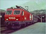 Die SBB Re 4/4 IV  Luino  10103 mit dem TEE 23 Cisalpin beim Halt in Brig.