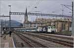 Die SOB Re 446 015 erreicht mit ihrem Voralpen Express St.Gallen. Am Schluss des Zuges (und auf diesem Bild nicht nicht zu sehen) schiebt eine weiter Re 446. 17. März 2018