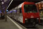 Re 450 016 führt einen aussergewöhnlich dekorierten S-Bahn-Zug an.