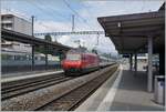 Eine SBB Re 460 ist mit einem IR 90 von Brig nach Genève Aéroport in Versoix unterwegs.