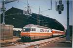 Die erste SBB Werbelok Re 460 015-1  AGFA-FILM  wartet mit dem EC Mont-Blanc in Lausanne auf die Abfahrt.