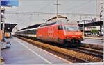 Die SBB Re 460 039-1 fährt mit eine IC durch den Bahnhof von Aarau. 

Analogbild vom Mai 1999