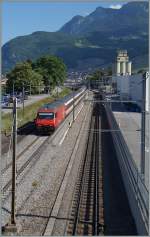 Kurz nach dem Halt in Aigle fährt die Re 460 046-6 mit ihrem IR 1711 von Genève Aéroport Richtung Brig weiter.
