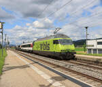 Der Testzug mit den umspurbaren MOB-Wagen: Der Zug besteht aus der BLS Lok 465 011, dem SBB EW IV 21-75 126, dem MOB Interface-Wagen Bsi 293 und dem MOB Steuerwagen ABst 382.