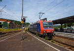 Die an die SBB Cargo International AG vermietete SBB Cargo Re 482 022-1 (91 85 4482 022-1 CH-SBBC) der SBB Cargo fährt am 18 Juni 2025 mit einem Kesselwagenzug durch Betzdorf/Sieg in Richtung Siegen. 

Die TRAXX F140 AC1 wurde 2003 Bombardier in Kassel unter der Fabriknummer 33584 gebaut. Sie hat die Zulassungen und (bei Auslieferung gültigen) Zugbeeinflussungssysteme für die Schweiz und Deutschland. Da die neuern Zugbeeinflussungssysteme für die Schweiz nicht aufgerüstet wurden, so fährt sie über 99 % auf deutschen Gleisen und ist in der Schweiz wohl kaum anzutreffen. 