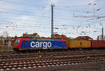 Die Re 482 036-1 (91 85 4482 036-1 CH-SBBC) der SBB Cargo fhrt am 14.04.2018 mit einem Containerzug durch Friedberg (Hessen) in Richtung Norden.