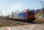 Die Re 482 007-2 (91 85 4482 007-2 CH-SBBC) der SBB Cargo AG zieht am 24.03.2021 einem HUPAC-KLV/Container-Zug durch Niederschelden in Richtung Siegen, hier hat sie gerade den Bü 343 (Km 112,183