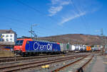 Die Re 482 015-5 „ChemOil“ (91 85 4482 014-8 CH-SBBC) der SBB Cargo AG fährt am 29.03.2021, mit einem HUPAC-KLV/Container-Zug durch Niederschelden in Richtung Köln.