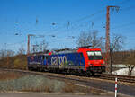 Die SBB Cargo Re 484 016-1(91 85 4484 016-1 CH-SBBC), ex E 484.016 SR, eine TRAXX F140 MS, geschleppt am Haken der SBB Cargo Re 421 371-6 (91 85 4421 371-6 CH-SBBC), ex Re 4/4 II 11371, mit Werbung Zürich – München 6 x täglich in 3,5 Stunden, erreichen am 30.03.2021 Rudersdorf (Kr. Siegen) und haben nun ermal Hp 0, bevor es in Richtung Siegen weitergeht. 

Eine SBB Cargo Re 484 wie die 016-1 kann man eigentlich Deutschland nur mit viel Glück sehen, denn sie haben nur die Zulassungen für die Schweiz und Italien. Sie haben keinen Stromabnehmer mit breiterer Wippe gemäß deutscher Vorschrift, auch die die deutsche Zugsicherung Indusi fehlt ihnen. Der Lz war auf dem Weg nach Krefeld.

Lebensläufe:
Die Re 421 371-6 wurde 1983 von der SLM Winterthur (Elektrik BBC/ SAAS) unter der Fabriknummer 5235 gebaut und als Re 4/4 II 11371 an die SBB geliefert. Im Jahr 2002 erfolgte der Umbau zur Re 421 für die SBB Cargo (Einsatz auch in Deutschland). Die zugelassene Höchstgeschwindigkeit für die Schweiz beträgt 140 km/h und für Deutschland 120 km/h.

Die Re 484 016-1 eine Bombardier TRAXX F140 MS wurde 2004 von Bombardier in Kassel unter der Fabriknummer 34009 gebaut und an die SBB Cargo AG, als E 484.016 SR geliefert.