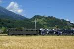 SBB: Ae 6/6 11468 mit einem Autozug unterwegs vor historischer Kulisse zwischen Buchs und Sargans am 27.