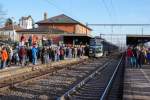 Grosser Bahnhof Wohlen: Die Ankunft des Dampfzuges mit drei Dampflokomotiven vermochte eine sehr grosse interessierte Zuschauermenge zu mobilisieren.