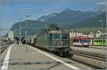 Die nicht nur grüne, sondern auch noch mit runden Spitzenlichtern ausgestattete Re 6/6 11646 mit einem Getreidegüterzug von Frankreich nach Italien bei einem Baustellenbedingen Halt in