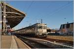 Die railadventure Re 6/6 16003 (91 854 620 003-4 CH-RADVE) hat in Lausanne zwei Firmen eigene Güterwagen aus Villeneuve übernommen, mit welchen auf der Hinfahrt ein Twindexx Speisewagen ins