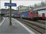 Der EWLV Güterzug Zug von Lausanne (Triage) nach Zürich (RBL) via Brig und Kandersteg ist  mit den beiden Re 6/6 11622 (Re 620 022-4)  Suhr  an der Spitze und dahinter mit der Re 6/6