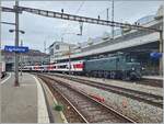 Auf Gleis 1 in Lausanne wartet die SBB Historic Ae 4/7 10976 mit ihrem Schulzug auf die Abfahrt. Die Lok wurde 1931 abgeliefert und stand bis 1995 im aktiven Dienst und wurde dann nach 64 Einsatzjahren als SBB Historic Lok aufgenommen. Der SBB Schulzug wird traditionell von  Altbauloks  befördert, die passen zwar eher wenig zum Zug, bieten aber die Gelegenheit, dass die Loks bewegt werden und Bahnfotografen sie verwiegen können.

1. Nov. 2025