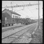 Dies Bild stammt nicht von mir, sondern aus dem Archiv der SBB, ist jedoch frei verwendbar. 

Hier der entsprechende Bildtext: 
Ae 3/6 II Nr 10410 mit Personenzug im Bahnhof Büren an der Aare, 4. Okt. 1944 

URL: https://www.sbbarchiv.ch/detail.aspx?ID=245605

Bei der Vertiefung mit dem Bild und der Strecke Lyss - Solothurn (-Herzogenbuchsee) zeigte sich, dass der elektrische Betrieb auf dieser Stecke just einen Tag vor dieser Aufnahme aufgenommen wurde. Damit einher ging auch eine Verbesserung des Angebotes: nun verkehrten elf elektrisch geführte Zugspaare statt wie vorher nur sechs während der Dampftraktion. 

1944: Das war auch das Jahr, als die BLS Ae 4/4 in Betrieb genommen wurde und die auch heute noch an praktisch jedem Bahnhof zu sehende SBB-Uhr kreiert wurde.  

Ich zeige dieses Bild hier als Ausnahme aus einem ganz besonderen Grund: Zur Feier meines 40 Jährigen Dienstjubiläum bei der SBB - CFF, war doch Büren an der Aare meine erste Lehrstation.

