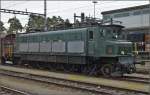 Mittlerweile 83 Jahre hat die betagte Dame auf dem Rahmen. Ae 4/7 10950 der Swisstrain. Sulgen, April 2014.