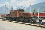 Die Ce 6/8 II 14253 in Domodossola im Rahmen eine Extrafahrt. Der Herr ganz rechts im Bild ist nicht etwa so etwas wie ein Fotograf, sondern er wird die Krokodillok an den Zug (knapp ausserhalb des Bildrandes) kuppeln.
 
20. Aug. 2011