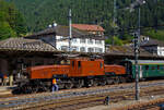 Für mich die Königinnen der E-Loks die SBB Krokodile Ce 6/8. Wer dann auch noch gut schmiert (wie hier) der fährt auch gut und noch lange. Und so fährt eine solche schöne Maschine auch mal 100 Jahre....

Das SBB Gotthard Krokodil Ce 6/8 II 14253 (eigentlich SBB Be 6/8 II 13253) der SBB Historic am 02.08.2019 mit einem Sonderzug im Bahnhof Göschenen. Wie eine Dampflok müssen auch bei einer solchen E-Loks mit Stangenantrieb die Lagerstellen gut geschmiert werden.

Die Ce 6/8 II 14253 «Krokodil» feierte 2019 ihren hundertsten Geburtstag. Seit 100 Jahre war die legendäre Lokomotive „Krokodil“ auf den Schweizer Schienen unterwegs, mit Vorliebe diese am legendären Gotthard. 

Das Krokodil 14253 wurde 1919 (mechanischer Teil) von der Schweizerische Lokomotiv- und Maschinenfabrik (SLM) in Winterthur unter der Fabriknummer 2673 gebaut, der elektrische Teil ist von der Maschinenfabrik Oerlikon (MFO). 

Nach der Ablieferung im Jahre 1919 fuhr sie (wie auch die Anderen) erst die Strecke Bern–Thun–Spiez, da diese Strecke die einzige elektrifizierte der SBB war. Die Krokodile fuhren dabei unter einer Spannung von 7.500 V statt der später üblichen 15.000 V. Dies war am Anfang nötig, da die Verschmutzung der Isolatoren durch Dampflokomotiven noch keine höhere Spannung zuließ.

Mit der Elektrifizierung der Gotthardstrecke ab Oktober 1920 (Depot Erstfeld) wurden die Krokodile primär im Gotthardverkehr eingesetzt. Sie lösten dort die SBB „Elefanten“ Dampflokomotiven C 5/6 ab, welche damals gerade malerst drei bis sechs Jahre alt waren.

Die Ce 6/8 II bekam mit den wenig später entwickelten Ce 6/8 III in ähnlicher Bauart den über die Grenzen der Schweiz hinaus bekannten Spitznamen „Krokodil“. So waren die Krokodile dann in der ganzen Schweiz im Güterverkehr anzutreffen. So kam die Ce 6/8 II 14253 im Jahr 1924 zum Depot Basel, 1926 ging sie zum Depot Zürich, wo sie 1943 umfassend zur Be 6/8 II 13253 umgebaut wurde. In diesem Zusammenhang konnte die Höchstgeschwindigkeit von 65 km/h auch auf 75 km/h erhöht werden, daher bekamen die Lokomotiven die Bezeichnung Be 6/8 II und die 13-tausender Nummern. Nach dem Umbau ging sie wieder an den Gotthard (Depot Erstfeld), wo sie bis 1976 ihren Dienst versah und gleichdrauf erfolgte die Aufarbeitung in das historische Triebfahrzeug Ce 6/8 II 14253 und ist der SBB Historic zugeordnet, als welches sie heute noch immer fährt.

TECHNISCH DATEN Ce 6/8 II:
Hersteller: 	SLM (mechanischer Teil) / MFO (elektrischer Teil)
Baujahre: 1919 bis1922
Spurweite: 1.435 mm (Normalspur)
Achsfolge: (1’C)(C1’)
Länge über Puffer:  19.400 mm (mit Stangenpuffern)
Gesamtradstand: 17.000 mm
Triebachsendurchmesser: 1.350mm
Laufraddurchmesser: 950mm
Dienstgewicht: 128 t
Getriebeübersetzung: 1:4,03
Anzahl Fahrmotoren: 4
Höchstgeschwindigkeit: 65 km/h
Stundenleistung: 1.650 kW (2.240 PS) bei 36 km/h 
Dauerleistung: 1.000 kW (1.340 PS) bei 40 km/h 

Geänderte TECHNISCH DATEN nach Umbau zur Be 6/8 II:
Länge über Puffer: 19.460 mm 
Dienstgewicht: 126 t
Höchstgeschwindigkeit: 75 km/h
Stundenleistung:  2.700 kW (3.640 PS) bei 45 km/h
Dauerleistung: 1.810 kW (2.440 PS) bei 46,5 km/h

Der mechanische Teil:
Fahrwerk
In jedem der zwei Vorbauten befinden sich drei mit Kuppelstangen gekuppelte Triebachsen und eine Laufachse in einem Bisselgestell. Die mittlere Triebachse jedes Teils besitzt eine Seitenverschiebbarkeit von 25 mm zwecks besserer Fahreigenschaften in den Kurven. Die Laufachsen können sich um 83 mm auf beide Seiten bewegen. Die Abfederung der Triebachsen erfolgt über Blattfedern auf die Rahmen der Vorbauten, wobei zum Ausgleich der Achsdrücke zwischen den Triebachsen sowie der benachbarten Laufachse Ausgleichshebel eingebaut sind.

Zugkraftübertragung
Die Übertragung der Zug- und Stoßkräfte erfolgt von den Triebachsen auf die Rahmen der Vorbauten. Von dort werden die Kräfte einerseits auf die Zughaken und Puffer weitergeleitet. Andererseits erfolgt die Übertragung der Kräfte über eine abgefederte Kurzkupplung von einem Triebgestell auf das andere. Der zentrale Kasten dient also im Gegensatz zu anderen Lokomotiven des „Krokodil“-Typs nicht der Kraftübertragung von einem zum anderen Triebgestell. Die Kurzkupplung wirkt des Weiteren auch als Querkupplung und verbessert dadurch insbesondere den Einlauf des nachlaufenden Triebgestells in Kurven.

Antrieb
Kraftübertragung durch einen Dreiecksrahmen. In jedem Rahmen der Vorbauten sind zwischen der ersten und zweiten Triebachse zwei Triebmotoren eingebaut. Jeder der zwei Motoren treibt über beidseitige, gefederte Ritzel gemeinsame Zahnräder an, die auf der ebenfalls zwischen der ersten und zweiten Triebachse gelegenen Vorgelegewelle sitzen. Von der Vorgelegewelle erfolgt die Übertragung mit einem Dreieckrahmen, die durch Kurbeln auf einer pendelnd gefederten Stütz- oder Blindwelle abgestützt wird, über ein Gleitlager auf die erste Triebachse. Von einem Anlenkpunkt an dem Dreieckrahmen wird die Antriebskraft auf die zweite und dritte Triebachse mit Kuppelstangen übertragen. Die Federung der Blindwelle wurde ab 1945 demontiert, da sich die auftretenden Horizontalkräfte als gering erwiesen.

Lokomotivkasten
Der Lokomotivkasten ist dreiteilig ausgeführt. Die äußeren beiden Teile (Vorbauten) sind fest mit den Triebgestellen verbunden. Der eigentliche Kasten in der Mitte ist mittels kugelförmigen Drehpfannen auf Drehzapfen in den Triebgestellen abgestützt. Die eine Drehpfanne ist nicht verschiebbar, die andere besitzt eine Längsverschiebbarkeit, damit keine Zug- und Druckkräfte über den zentralen Kasten übertragen werden. Des Weiteren sind beidseits der Drehpfannen gefederte Druckstützen angeordnet.

Druckluftbremse
Die Lokomotiven besitzen eine Westinghouse-Druckluft-Doppelbremse. Diese wirkt, wie auch die Handbremse, auf die zwei Bremsklötze jeder Treibachse. Die Laufachsen sind nicht gebremst. Zwischen 1959 und 1963 wurden Stopex-Bremsgestängesteller eingebaut. Pro Triebgestell sind vier Sandkästen vorhanden.

Der elektrische Teil
Die Ce 6/8 II waren mechanisch mehr oder weniger gleich. Elektrisch bestanden aber erhebliche Unterschiede.

Die Transformatoren der Lokomotiven 14251–14273 waren bei Ablieferung für den Betrieb mit 7.500 V Fahrleitungsspannung anstatt 15.000 V umschaltbar. Dies war notwendig, da die Gotthardbahn am Anfang noch mit der halben elektrischen Spannung betrieben wurde. Da gleichzeitig immer noch starker Dampfbetrieb vorhanden war, befürchtete man Überschläge an den verrußten Isolatoren.

Elektrische Nutzbremse
Die Ce 6/8 II besaßen eine elektrische Nutzbremse (Rekuperationsbremse), welche beim Bremsen die elektrische Energie der als Generatoren wirkenden Fahrmotoren in die Fahrleitung zurückspeist. Zur Einleitung der elektrischen Bremsung musste zuerst der Stufenschalter bis auf Null ablaufen. Danach konnte der Wendeschalter von „Fahren“ auf „Bremsen“ umgelegt werden. Dann konnte der Stufenschalter wieder aufgeschaltet werden. 

Mit der Rekuperationsbremse war es z.B. möglich im Betrieb mit drei talwärts fahrenden Loks den Strom für eine bergwärts fahrende Lok erzeugen und das schon 1920. 
