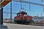 Die 1946 von SLM und BBC gebaute Ee 3/3 16408 wartet in Biel/Bienne auf den nächsten Einsatz.