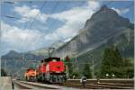 Die kleine Susi vor dem massigen Gebirge der Alpen - BLS Eea 3/3 402 in Kandersteg am 22.