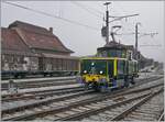 Die SNCF C 20155 UIC N° 97 85 1 932-0 (ex SBB Ee 3/3 II 16515, ex SNCF C 20155) des Verein  Team C-20155  erreicht Balsthal von der Klus kommend. Das Dreispitzen Signal signalisiert, dass es sich hier um eine Zugfahrt handelt. Die als Rangierlok konzipierte Zweistrom Ee 3/3 II wurde von der SNCF als Streckenlok für die Güterzüge zwischen Saint Louis und Muttenz in neun Exemplaren beschafft, da nach der Elektrifizierung der SNCF Strecke Mulhouse - Bâle SNCF die Beförderung der Güterzüge zu Reklamation der Anwohner führte. Eigentlich erstaunlich, galt doch Basel um 1960 als Hochburg des Dampfbetriebes in der Schweiz! Übrigens - Jahre später verhinderten ähnliche Reklamationen die durchgehende Bespannung der Linie 4 Fernzüge von Paris Est nach Basel mit den CC 72000 Diesellok; in Belfort oder Mulhouse mussten in den meisten Fällen die Lok gewechselt werden. Doch zurück zur die SNCF C 20155 UIC N° 97 85 1 932-0 (ex SBB Ee 3/3 II 16515, ex SNCF C 20155) des Verein  Team C-20155 . Eine Splittergattung einer SNCF Lok, die nach gut zehn Jahren zur SBB kam und dort gut vierzig Jahre im Rangierdienst stand, später vor der Verschrottung gerettet und in die ursprüngliche SNCF Version  zurück  restauriert mag erstaunen und schien nicht ganz unumstritten. Ich finde die Lösung aber sehr gut, so hebt sich die schöne Lok hervor. Zudem - die Lok mag von der SNCF im Streckendienst eingesetzt worden zu sein und lief im Grenzverkehr ja etwa zur Hälfte bei der SNCF und der SBB, betrachtet man jedoch die territoriale Grenze, so fuhren die SNCF C 20150 auf den insgesamt 15 Kilometer zwischen Saint Louis und Muttenz nur drei Kilometer in Frankreich. 8. November 2025