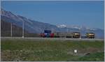 Die SBB Cargo Eem 923 017-8  Friensisber  mit zwei Güterwagen kurz vor St-Maurice.